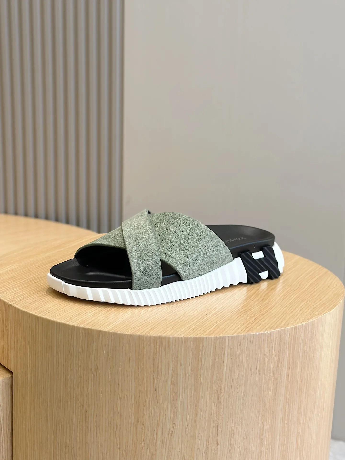 [HERMÈS] Top men's shoes 💰: 340💰 Size: 39-44 (38.45 46 custom-made) Herme*H Home Hermès Men's Sandals and Slippers - Original Replica Purchase the original version and make it one to one, the outsole is privately modeled, and the outsole color corresponding to each color is the same as the original version. Come to those who know the stuff 💪 The ultra-light soles are designed in contrasting colors, and they feel so comfortable on your feet! Calfskin, cowhide feet, private mold outsole.